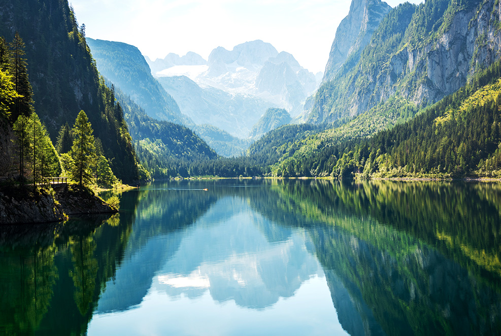 Österreich Berge mit See im Vordergrund - Umwelt schützen